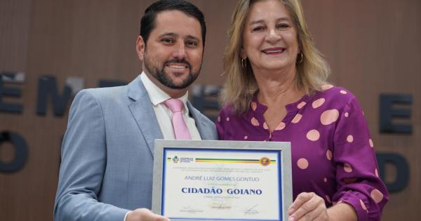 Autora do projeto que concede Título de Cidadania ao deputado André do Premium, Dra. Zeli entrega a homenagem em sessão solene