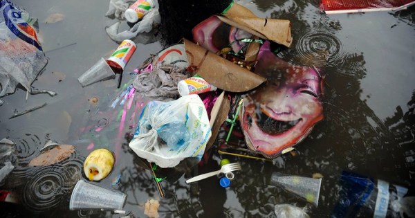Acúmulo de lixo pode agravar cenário epidemiológico da dengue no Carnaval