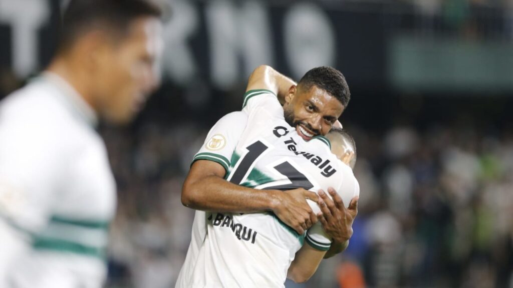 Ex-Coritiba volta aos gramados após oito meses