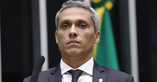 Alvo de Investigação: Deputado Federal Gustavo Gayer usou documentos de crianças para esquema de desvios de cota parlamentar
