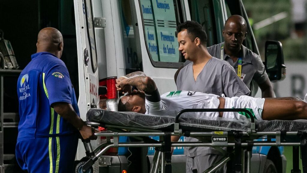 Volante do Coritiba passa mal e sai de ambulância após derrota