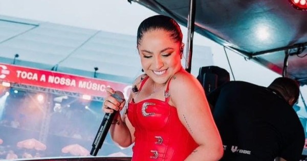 Mari Fernandez encerra o segundo dia do Caldas Country no trio elétrico