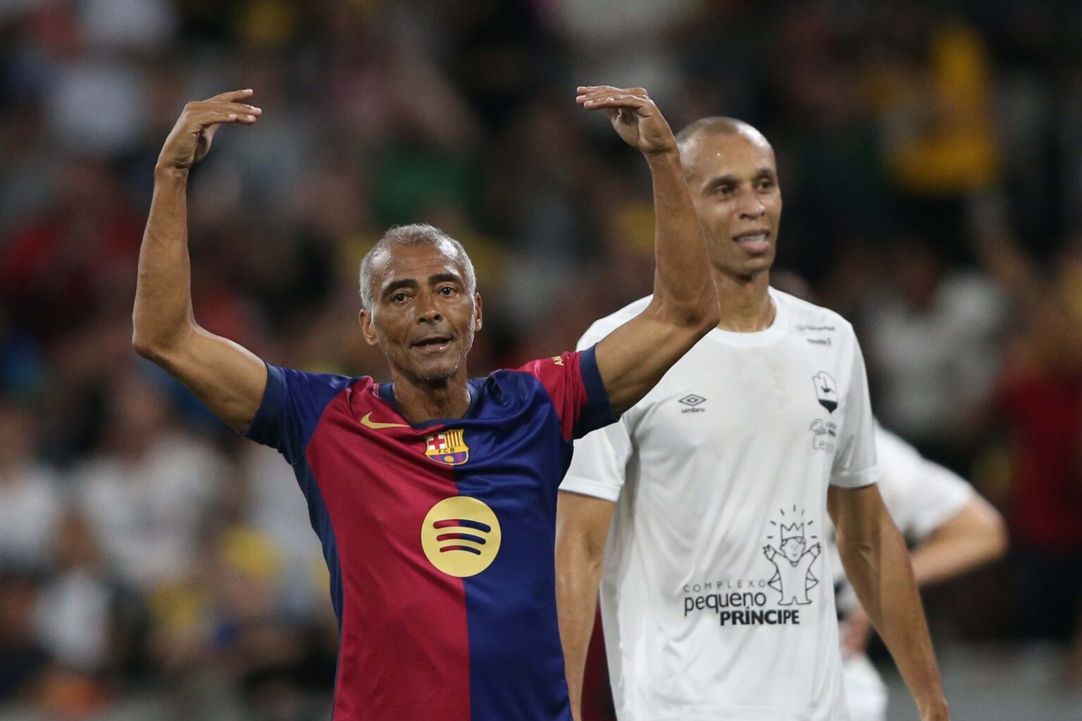 Com Romário, Cafu e Rivaldo, jogo de lendas reuniu multidão