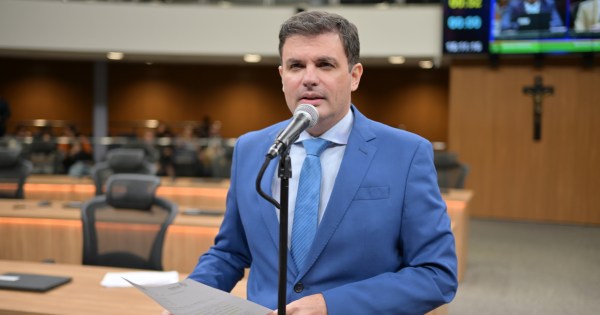Issy Quinan pleiteia a transformação de colégio de Goiandira em unidade de ensino da PM