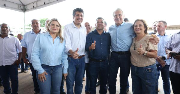 Ronaldo Caiado entrega asfalto da GO-591, entre Cabeceiras e a divisa com Minas Gerais