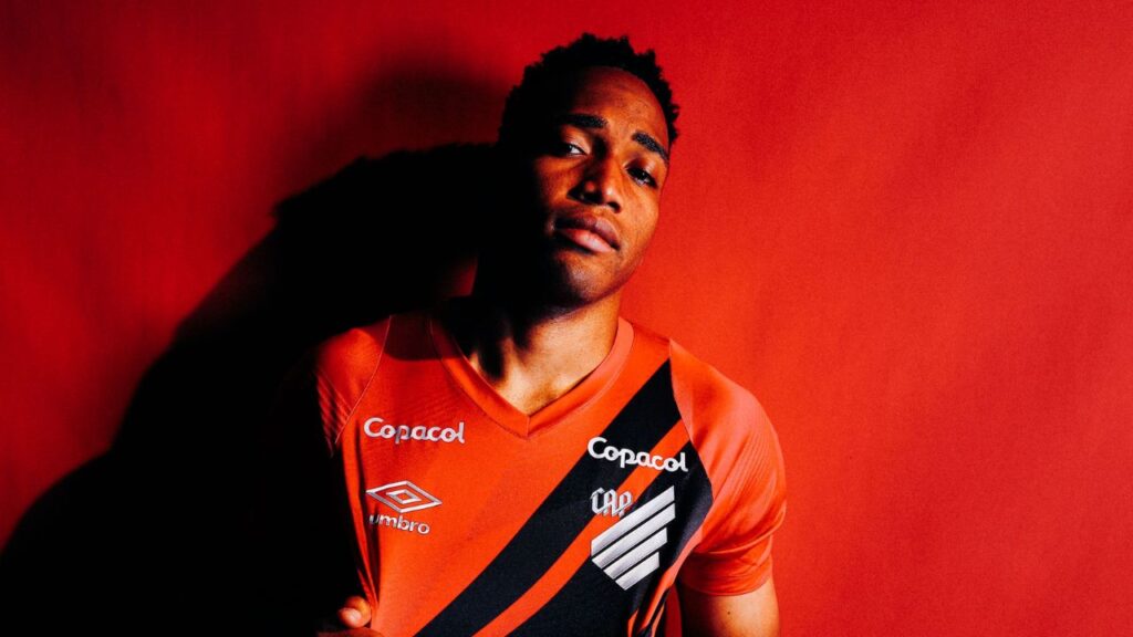 Lateral colombiano é o terceiro reforço do Athletico para 2025