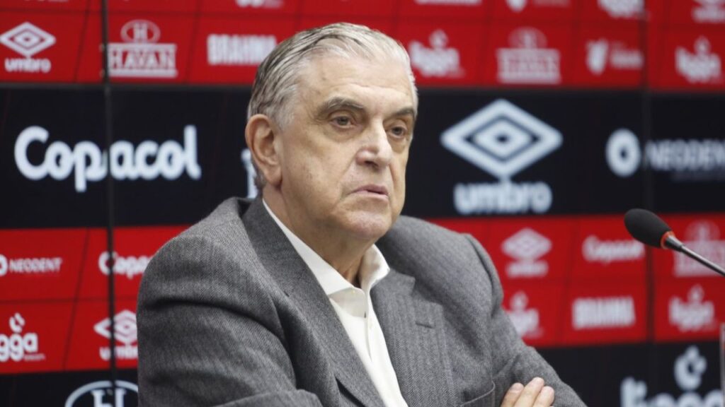Ex-presidente detona Petraglia e pede humildade