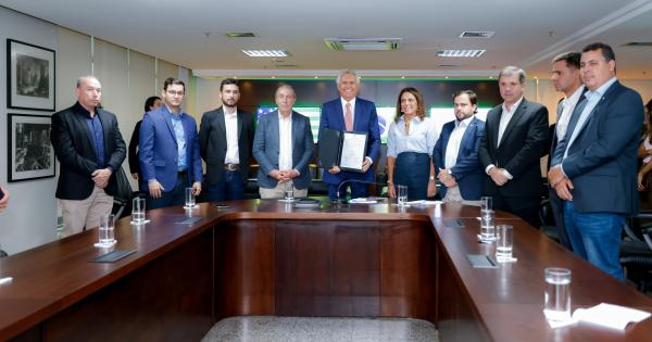 Caiado e Gracinha assinam acordo com Senar e Sebrae e garante mais assistência ao Projeto de Fruticultura do Vão do Paranã