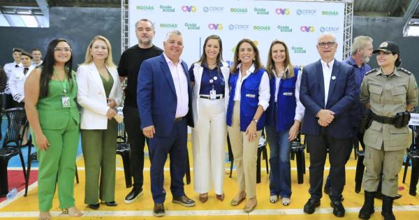 Em ação inédita, Gracinha Caiado entrega óculos a estudantes da rede estadual