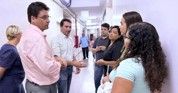 Aparecida de Goiânia: Prefeito Leandro Vilela visita UPA Brasicon e conversa com servidores e pacientes