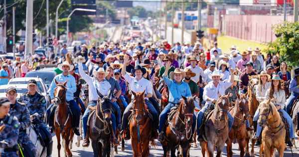 Goiânia: Festa celebra o agro, diz Caiado em cavalgada que abre a 78ª Exposição Agropecuária