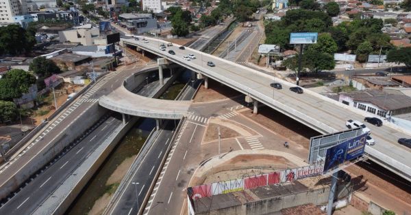 Goiânia: Sandro Mabel vistoria obra de redução do guarda-corpo no Complexo Jamel Cecílio
