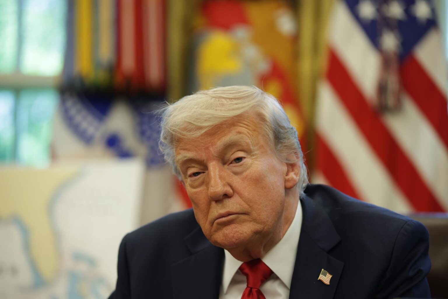Trump é processado por tv estatal após corte de fundos