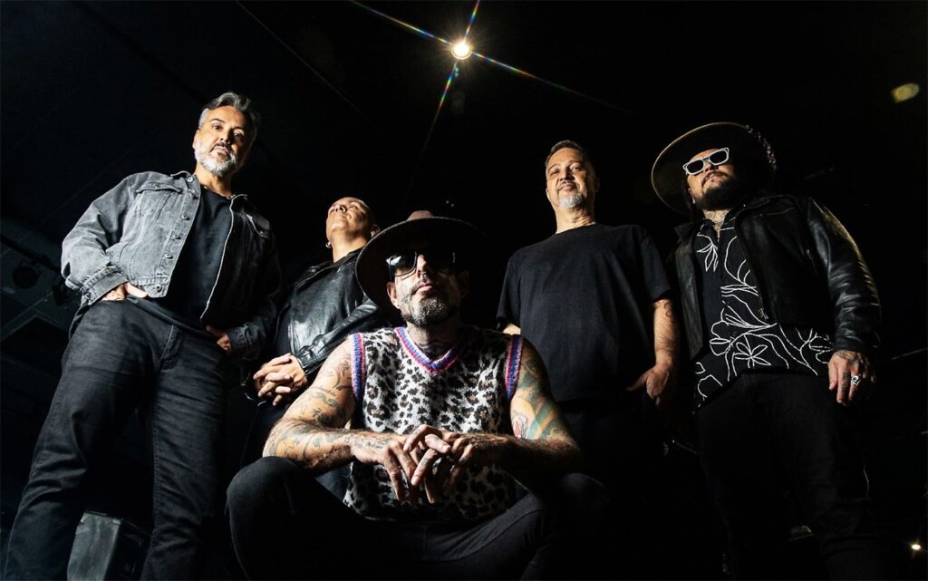 Grupo Detonautas vai de Leandro & Leonardo à banda Nação Zumbi em 'DVersões', EP sem conceito e unidade