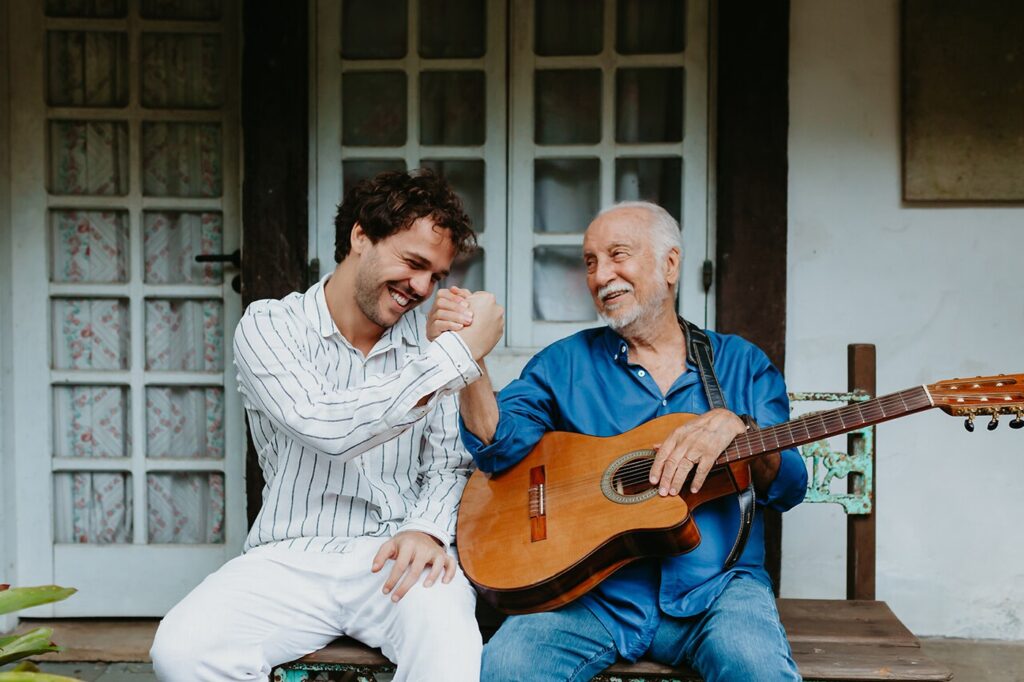 Roberto Menescal avaliza a bossa de Theo Bial com ‘Brisa que mora no mar’ | Blog do Mauro Ferreira