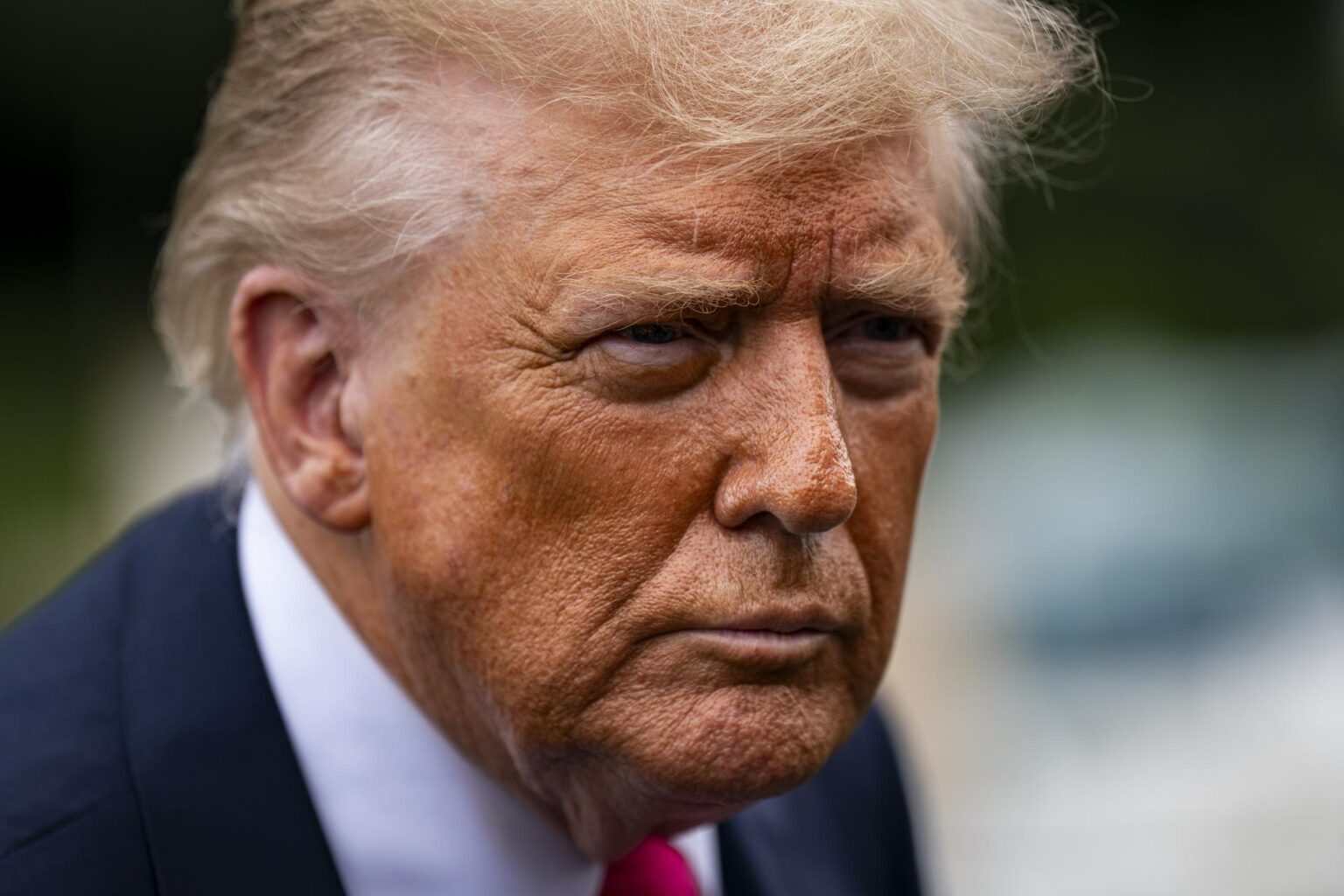 Trump ameaça processar WSJ por suposta carta a Epstein