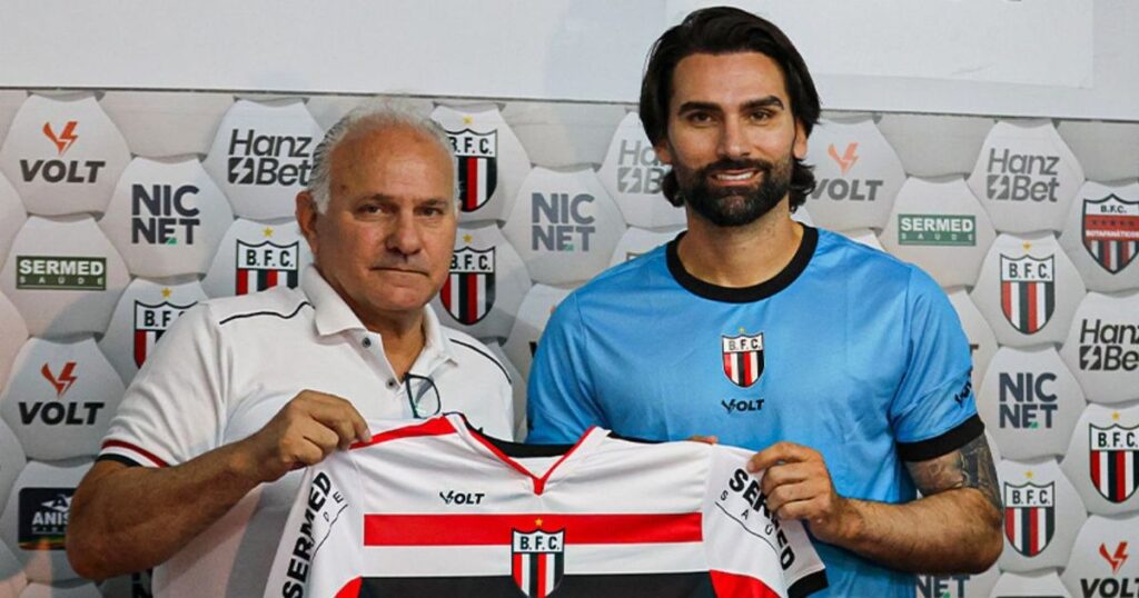 Ex-Coritiba, Léo Gamalho está perto de entrar para a história