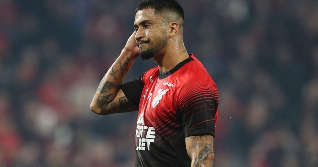 Artilheiro do Athletico na Série B sofre lesão e vira desfalque