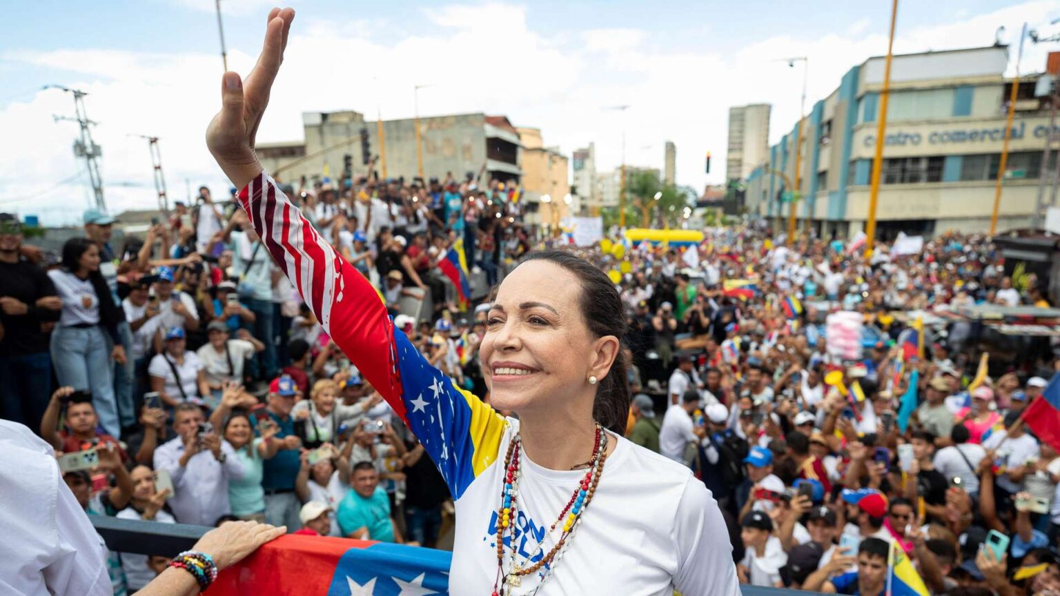 Embaixador da Venezuela e Petro criticam Nobel de María Corina