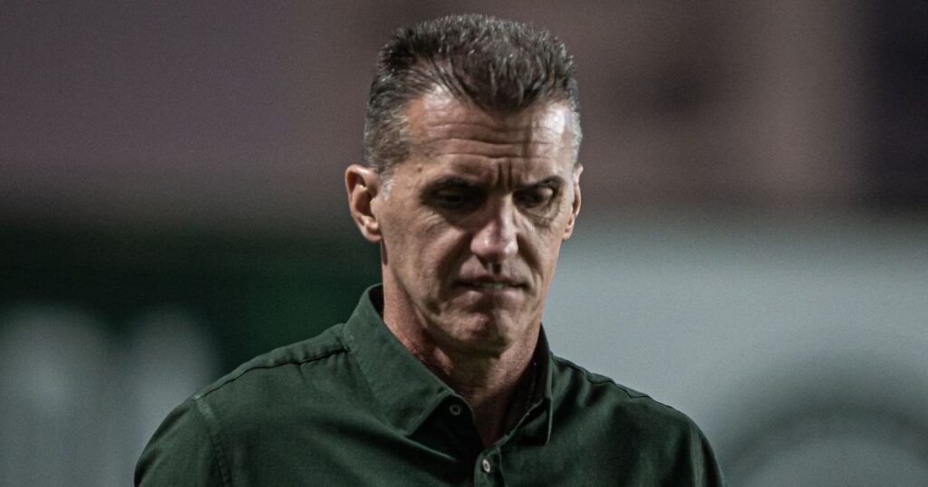 Rival de Athletico e Coritiba demite técnico