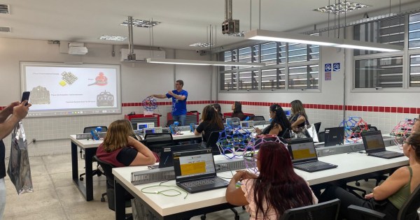 Escolas do Futuro de Goiás capacitam estudantes e professores de redes municipais