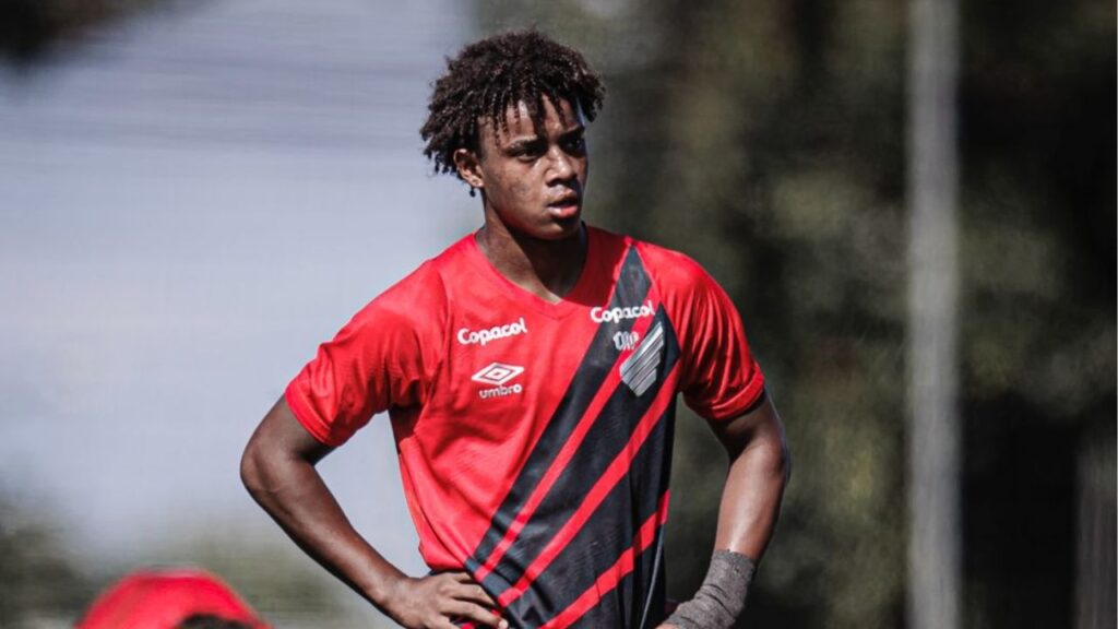 Gigantes da Europa avançam por joia milionária do Athletico