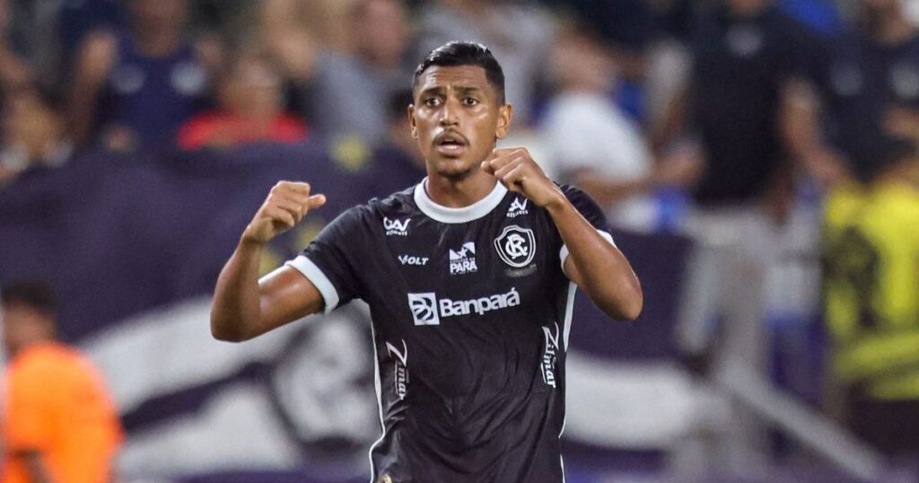 Coritiba anuncia Pedro Rocha, artilheiro da Série B, como primeiro reforço para 2026