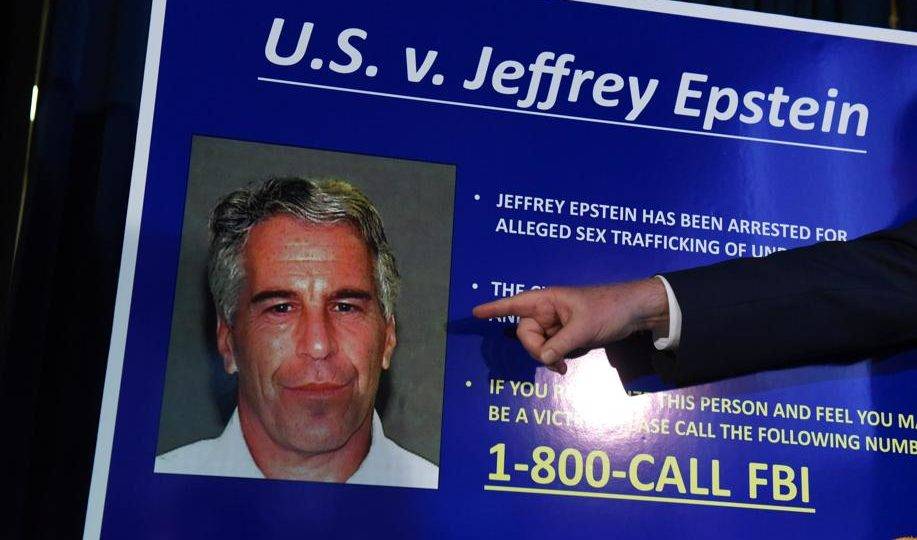 Espião russo? Polônia investigará relação de Epstein com Moscou