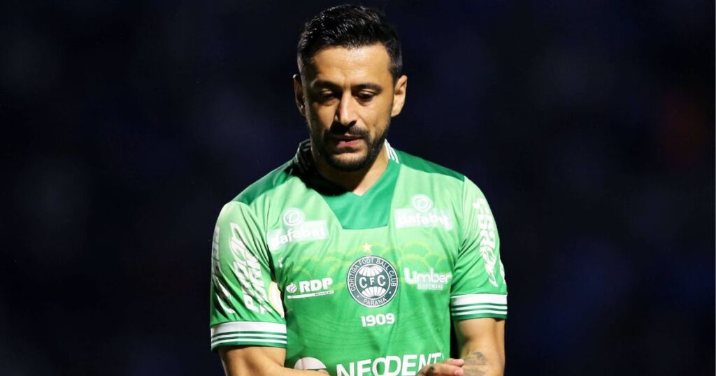 Ex-meia de Palmeiras e Coritiba, Robinho vira auxiliar técnico de clube da Série B