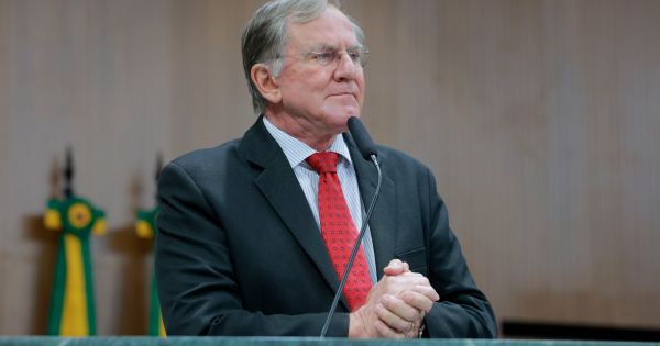 Pós-operatório: Antônio Gomide permanece consciente e com quadro clínico estável após procedimento de três horas