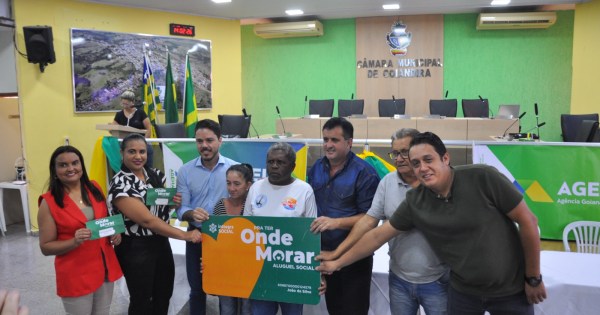 Agehab e Prefeitura entregam 30 cartões do Aluguel Social a famílias goiandirenses em situação de vulnerabilidade social