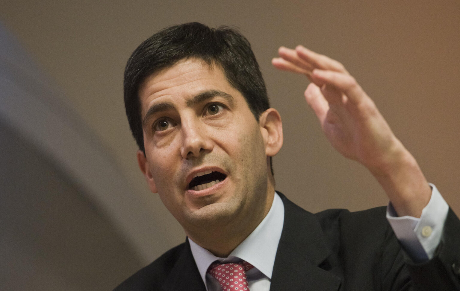 Trump anuncia Kevin Warsh como novo presidente do Fed