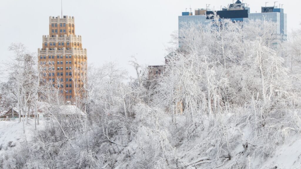 Neve e gelo nos EUA cancelam 13,4 mil voos e deixam 230 mil sem energia