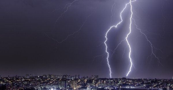 Em apenas um mês, Goiás registra 35% do volume de raios de todo 2025