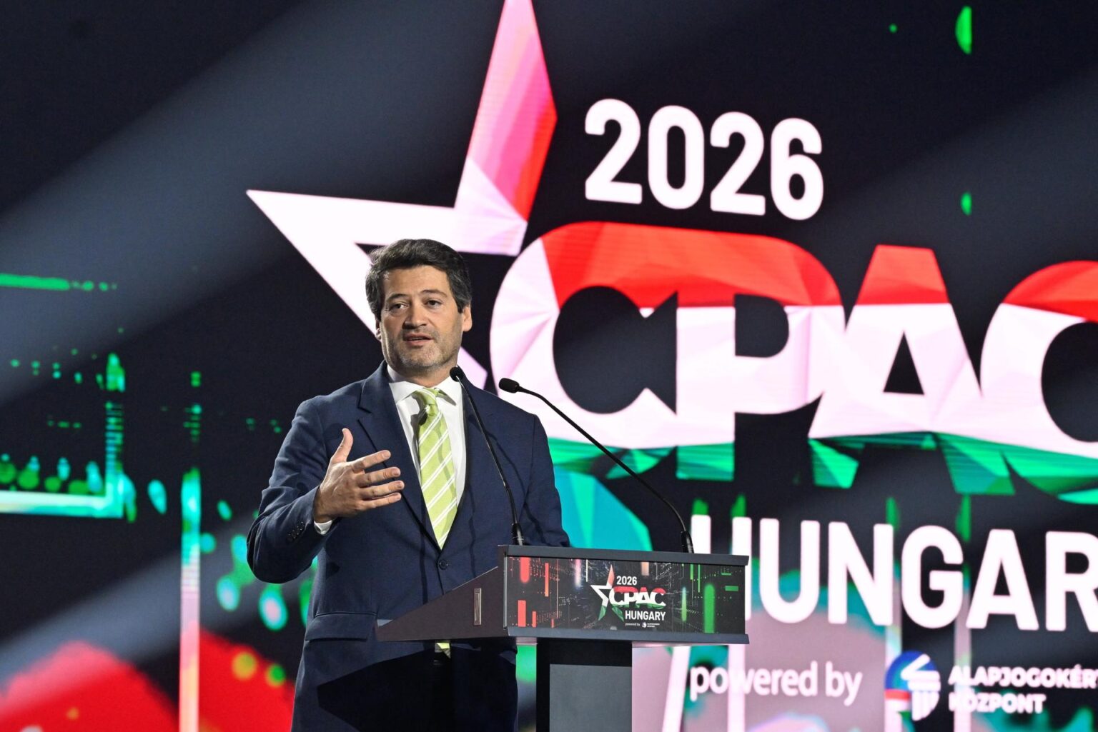 Líder português homenageia Jair Bolsonaro no CPAC na Hungria