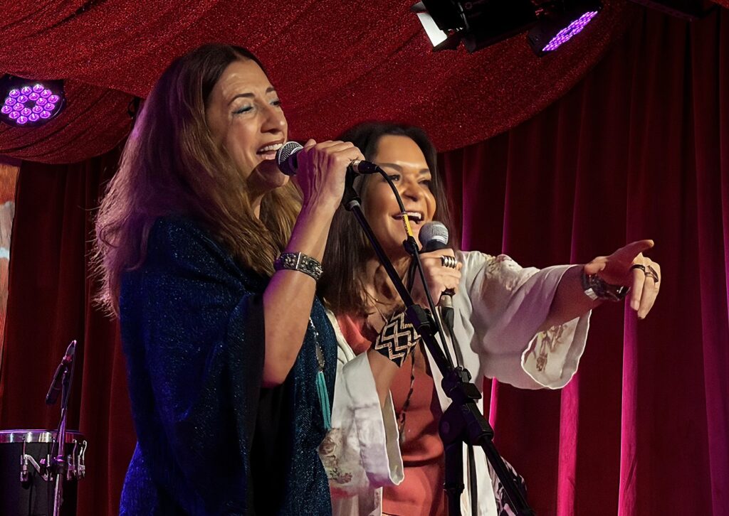 Jussara Silveira e Sylvia Patricia vibram e se afinam na pulsão poética da música de Waly Salomão porque a vida é sonho