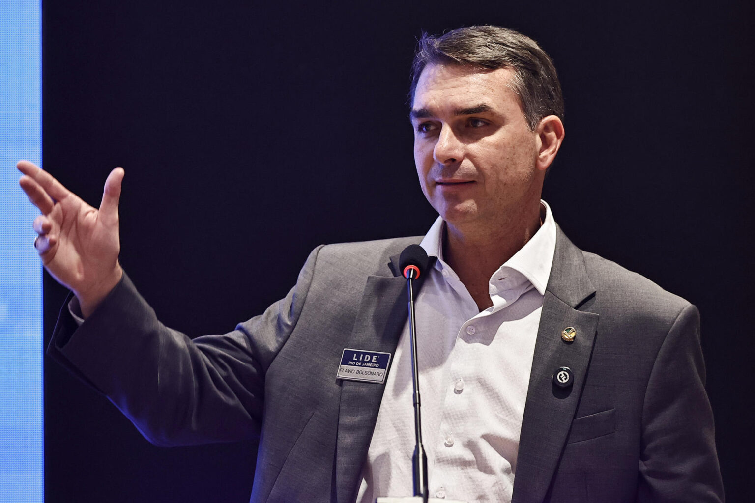 Flávio Bolsonaro diz que Lula trata Brasil como “colônia da China”
