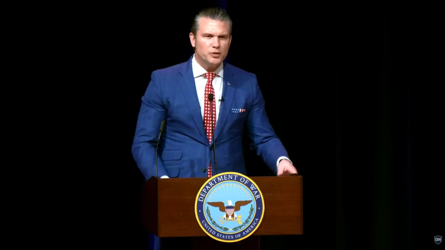 Secretário de Trump recita falso trecho bíblico de ‘Pulp Fiction’ em discurso religioso nos EUA; VÍDEO