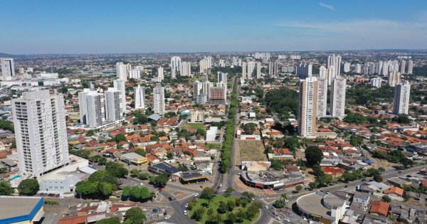 Aparecida de Goiânia comemora 104 anos com desfile, celebração popular e anúncio de novos investimentos
