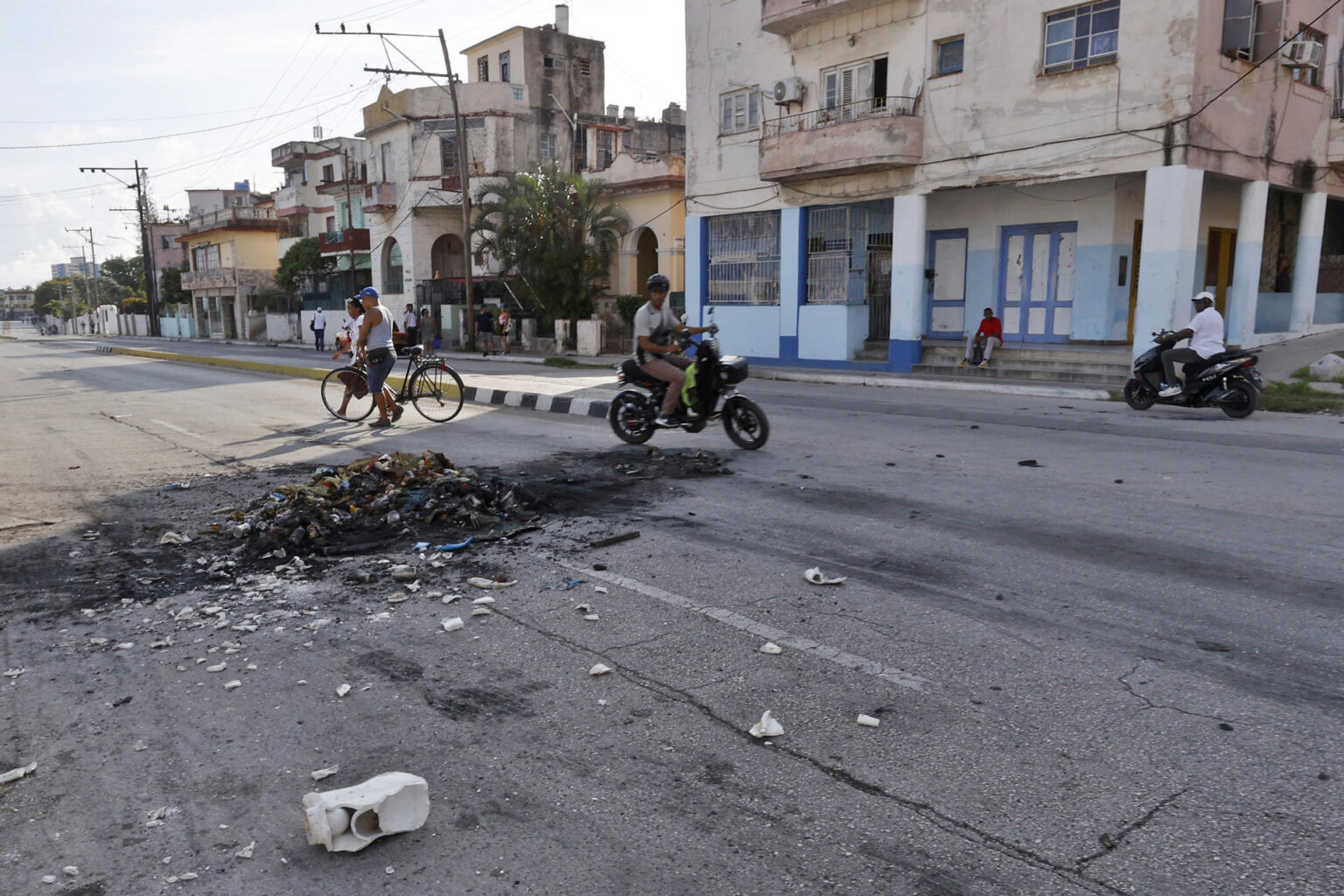 Protestos se intensificam em Cuba e população começa a desafiar forças do regime