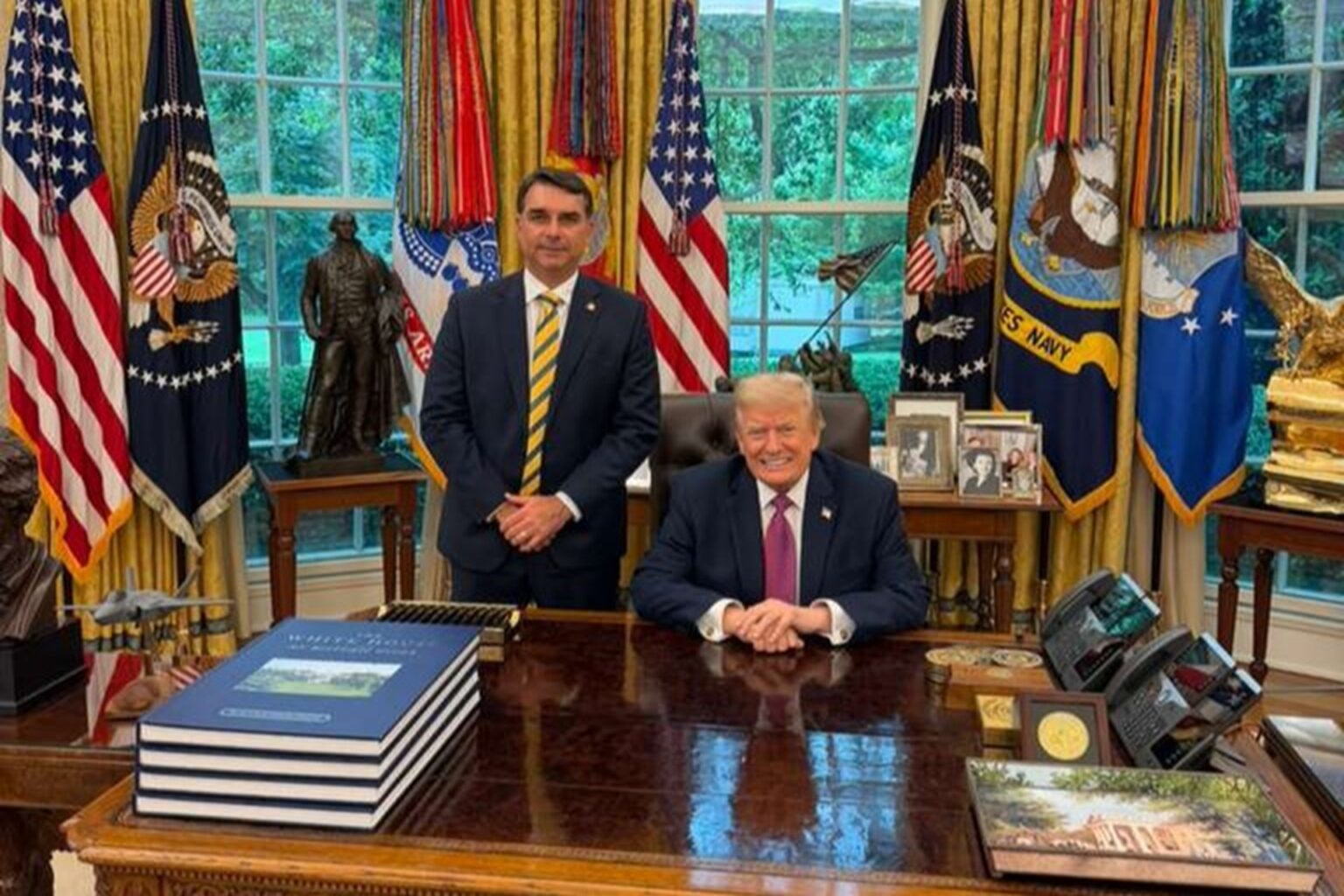 Flávio Bolsonaro se encontra com Donald Trump na Casa Branca
