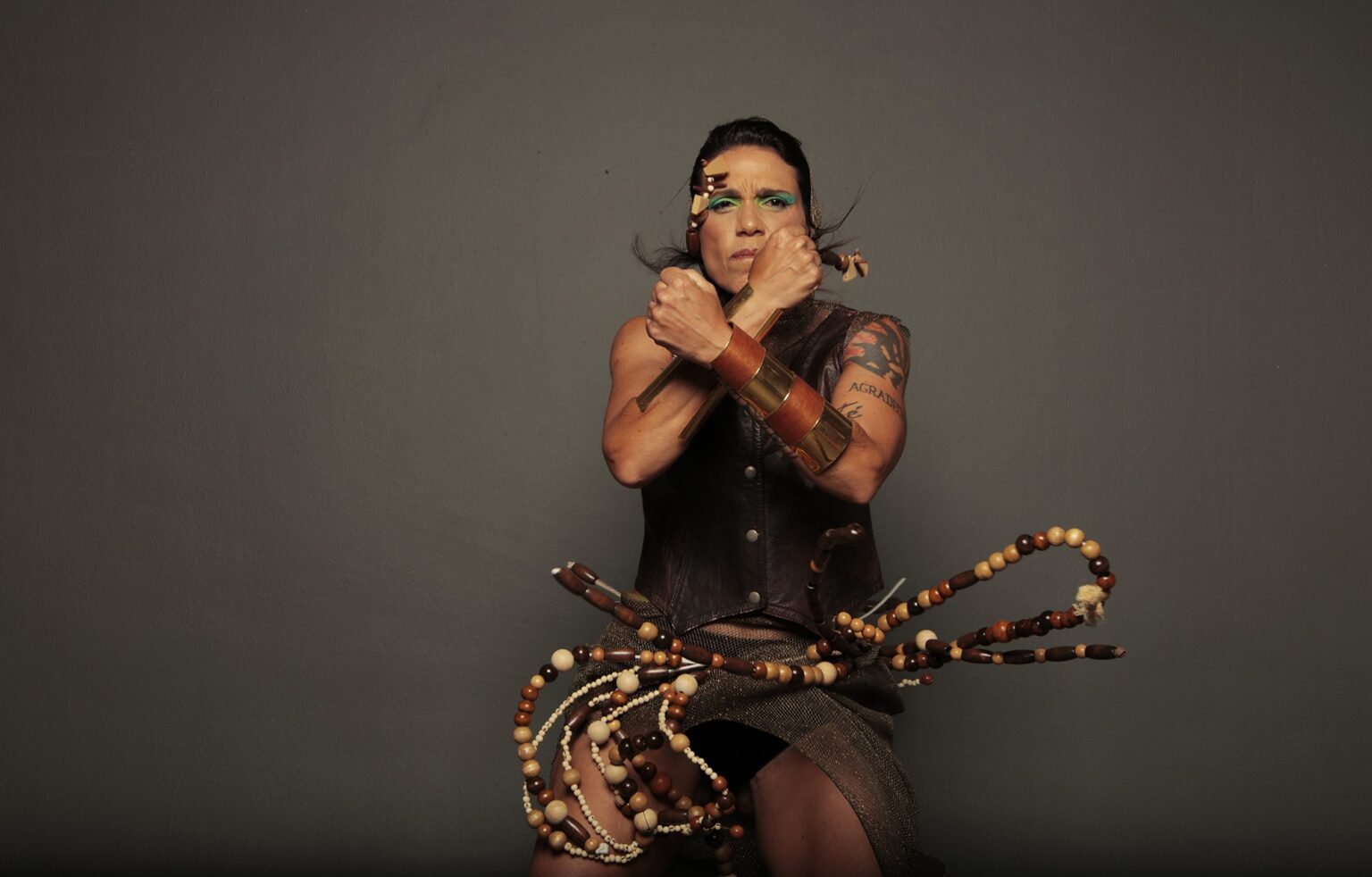 Michele Abu bate o tambor com toque político em álbum solo que traz Catto, Karol Conká, Otto e o coral Os Guaranis
