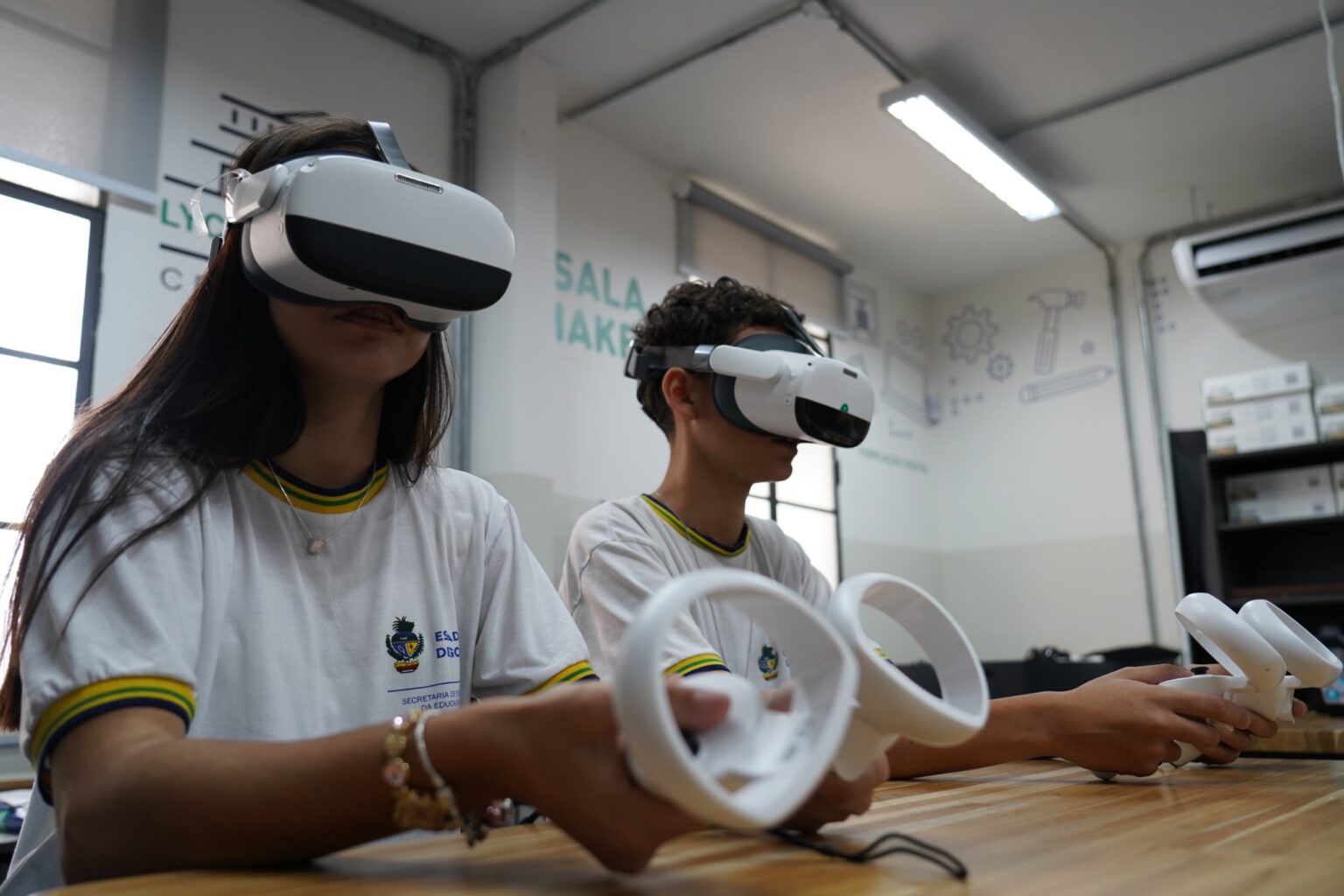 Goiás entrega kits de óculos de realidade virtual para 104 escolas