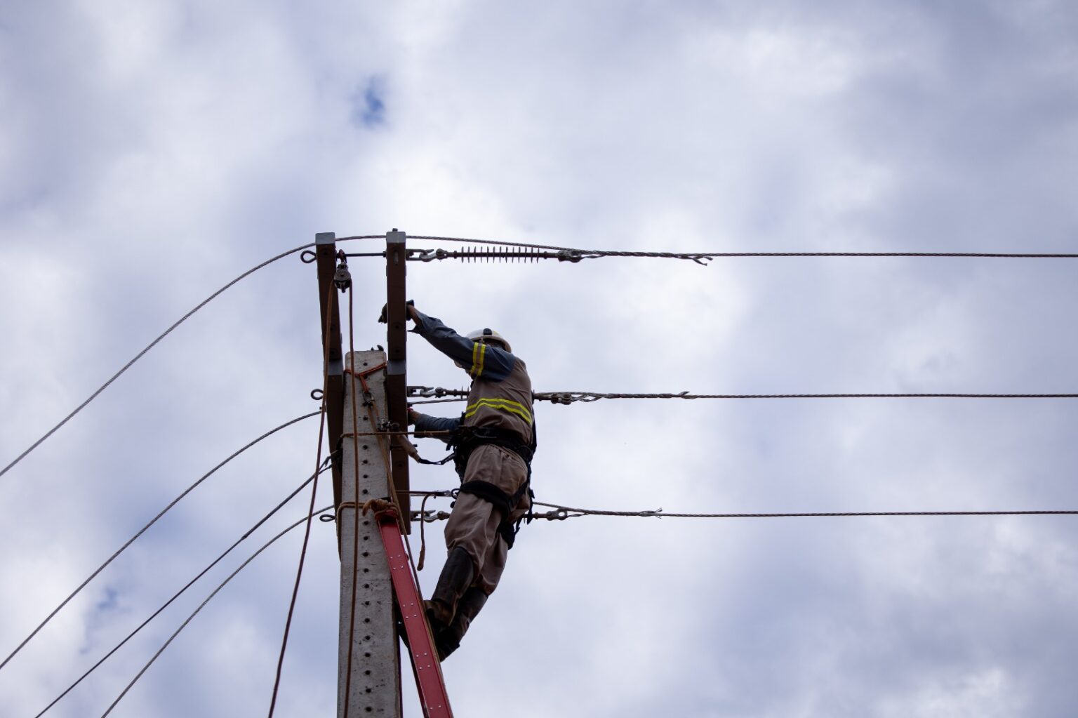 Equatorial entrega nova linha de energia para Campo Limpo de Goiás