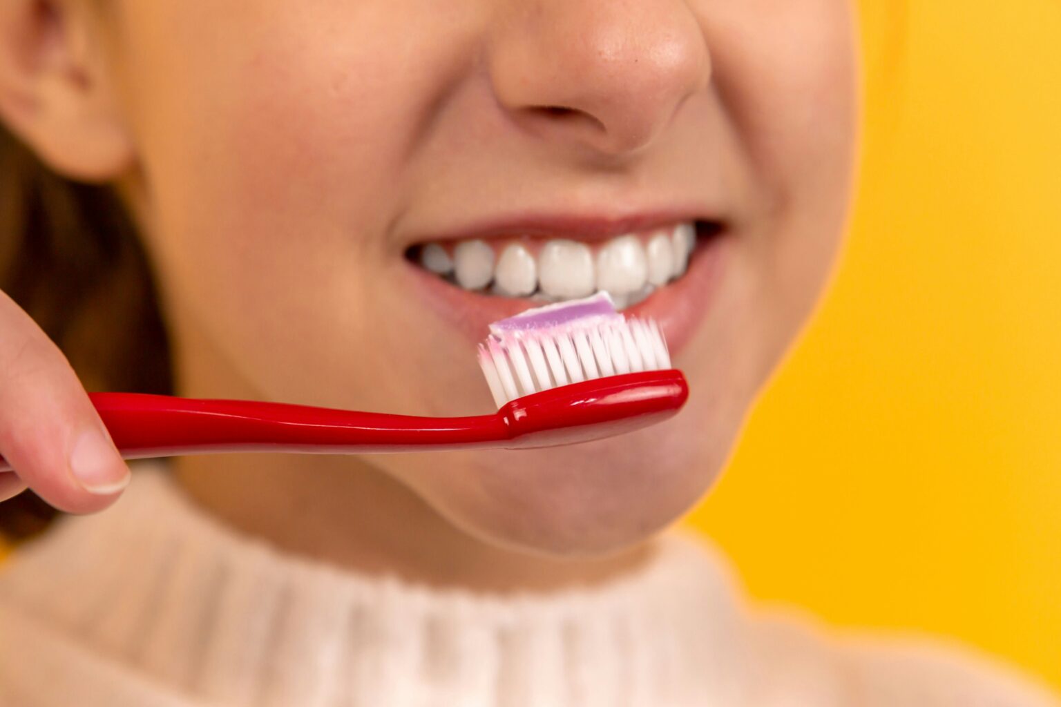 Sua escova de dentes pode prolongar a gripe ou te contaminar de novo