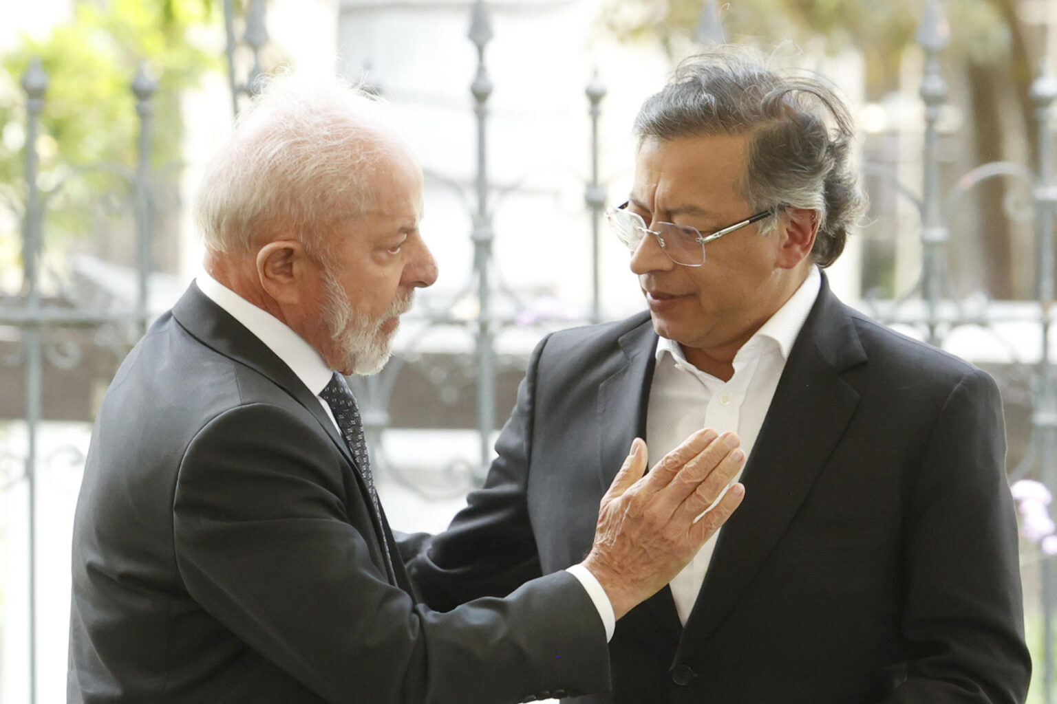 Petro recua em telefonema para Lula e fala em “transição pacífica”