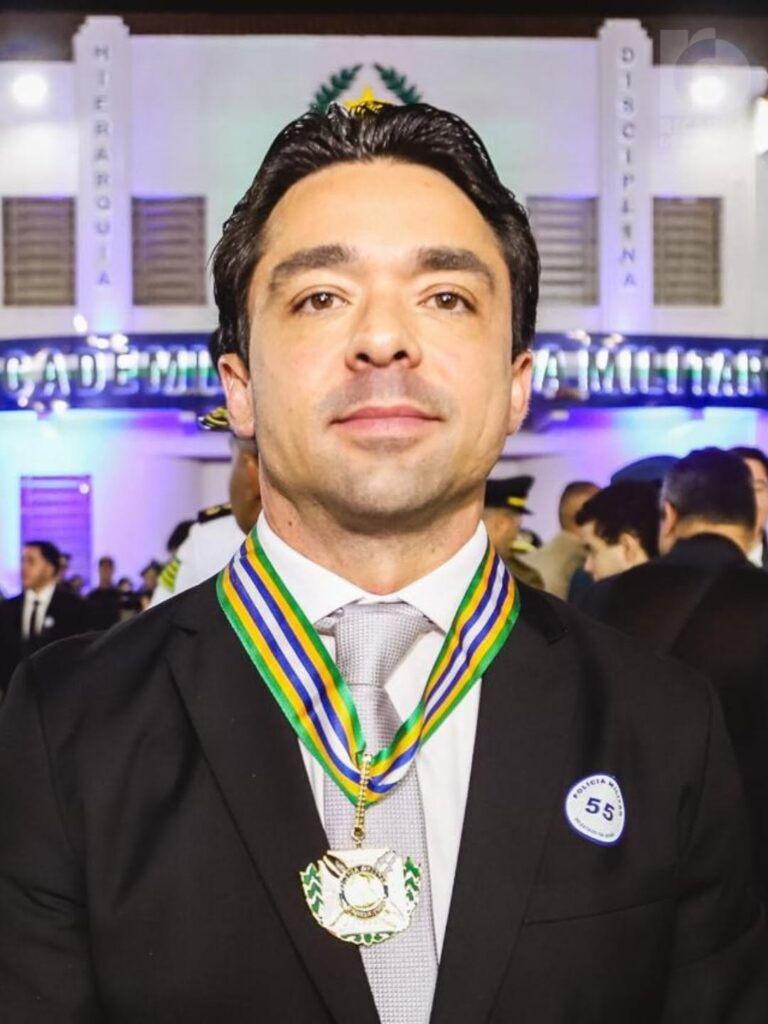 Ricardo Oliveira é condecorado com a Medalha da Ordem do Mérito Tiradentes