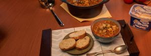 Receita de Sopa Cremosa de Batata com Carne Desfiada e Macarrão para os dias frios