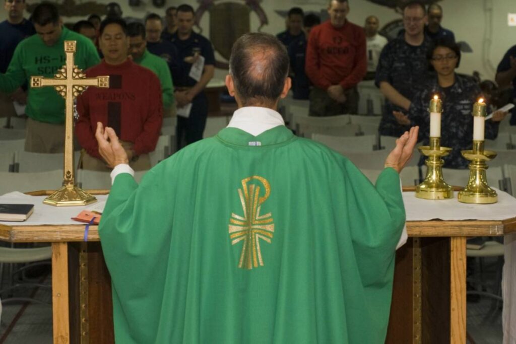 Cruz que matou padre durante missa foi castigo de Deus? Sacerdote responde