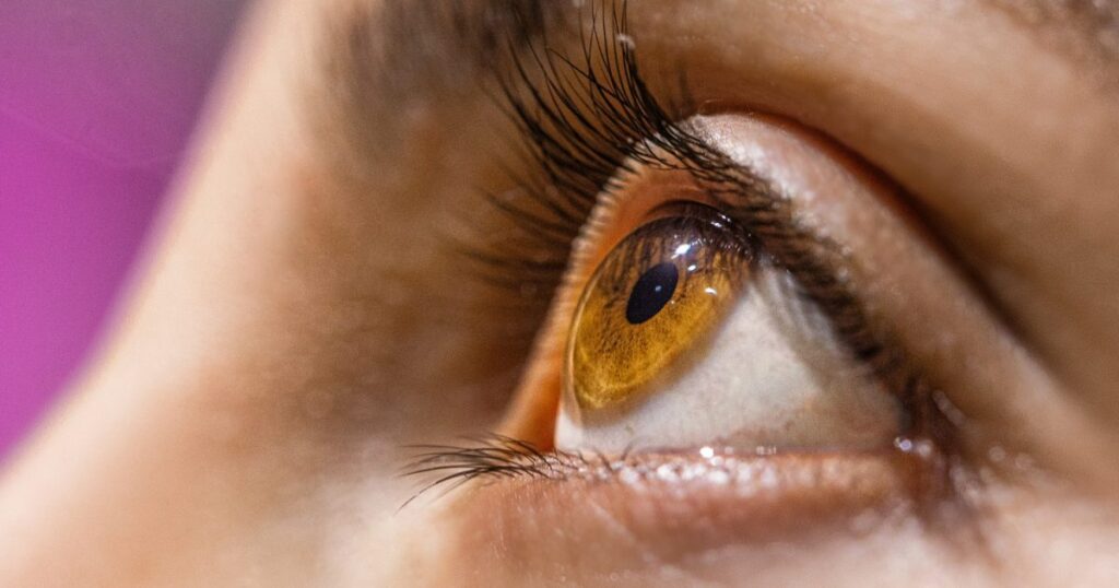 Junho Violeta alerta para riscos do hábito de coçar os olhos e importância do diagnóstico do ceratocone
